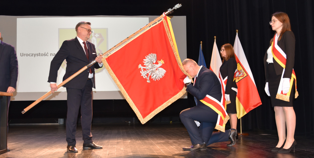 Burmistrz Andrzej Duda przekazuje sztandar miasta. Klęczy Dariusz Duda (fot. Andrzej Konopka)