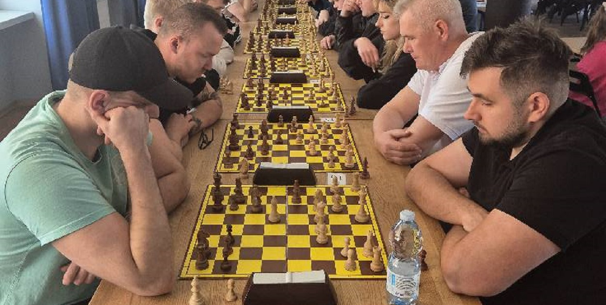 Rozgrywki zgromadziły 61 miłośników królewskiej gry z Kolna, Stawisk, Szczuczyna, Łomży, Białegostoku i innych miejscowości (fot. archiwum KOKiS)