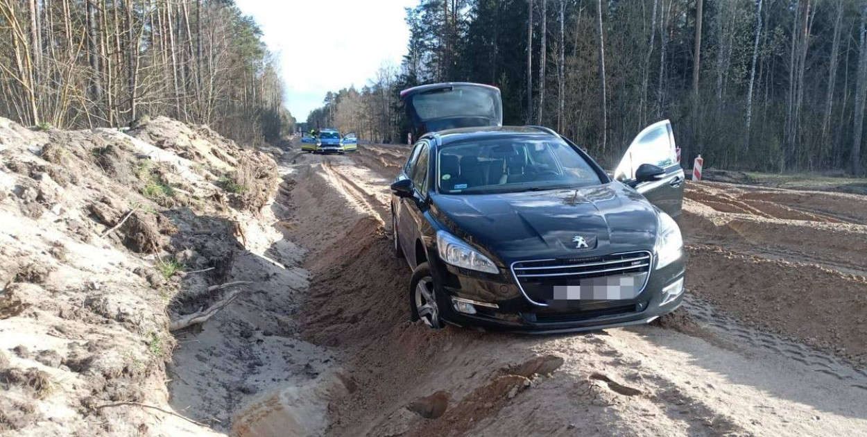 W czasie pościgu popełniał szereg wykroczeń. Utknął w remontowanej części jezdni, gdzie zatrzymali go policjanci (fot. KPP Kolno)