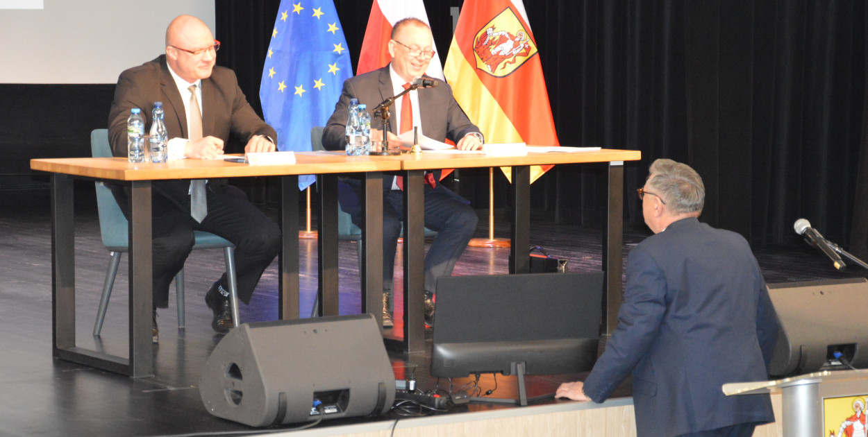 Na zdjęciu wiceprzewodniczący Paweł Sielawa, przewodniczący Mariusz Rakowski  i burmistrz Andrzej Duda