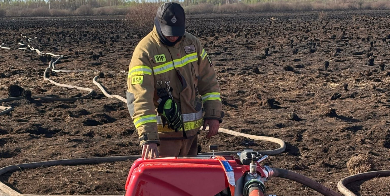 Dogaszanie pożaru torfowisk (fot. archiwum OSP Mały Płock)
