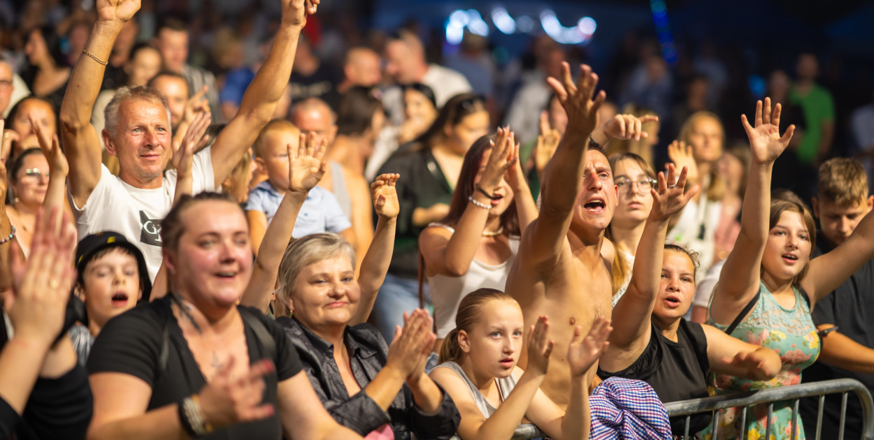 Przyszedł czas na zabawę taneczną z zespołem MATRIX I ROXTER, po których wystąpiły gwiazdy wieczoru, kolejno zespół BOBI i zespół WEŹ NIE PYTAJ (fot. archiwum UG Grabowo)