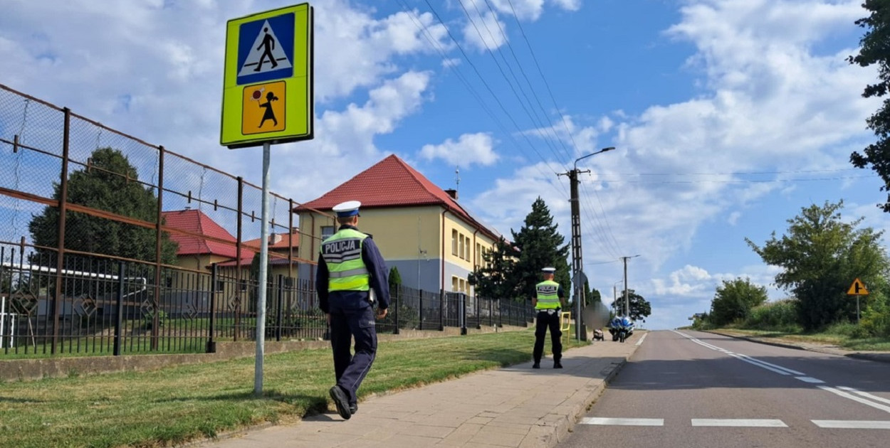 Policjanci z kolneńskiej drogówki rozpoczęli działania, mające na celu poprawić bezpieczeństwo najmłodszych w drodze do szkoły. Mundurowi sprawdzają infrastrukturę w rejonie szkół i przedszkoli. Szczególną uwagę zwracają na oznakowanie przejść, stan barierek ochronnych i chodników