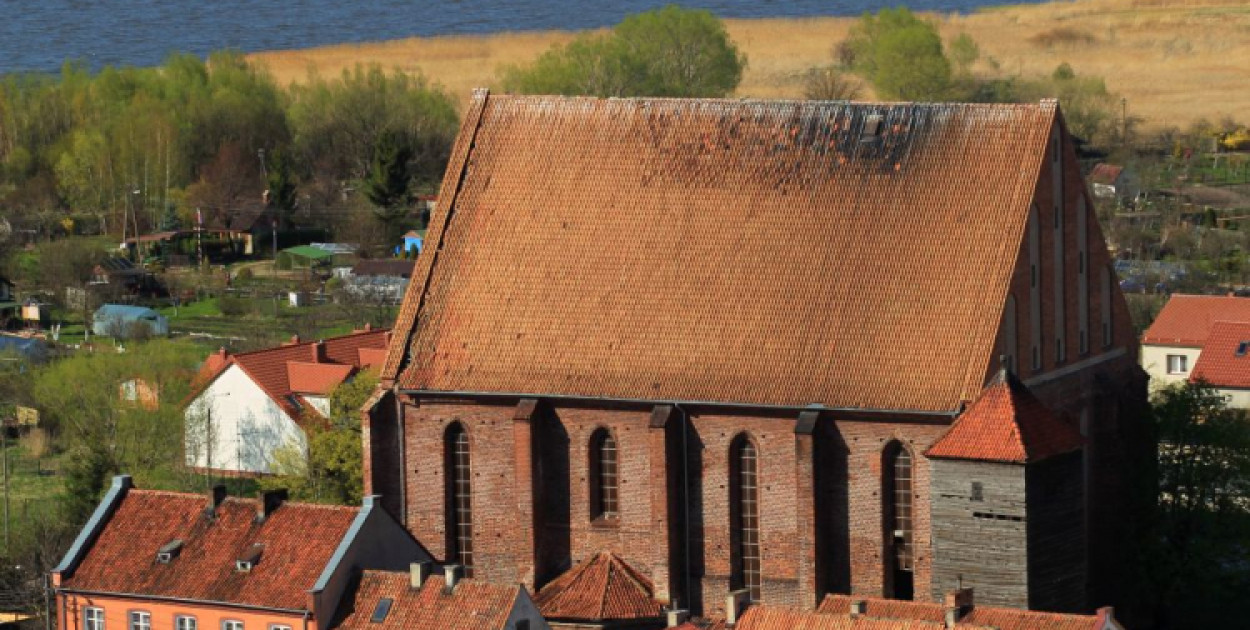 Panorama Fromborka z wieży Radziejowskiego. Kościół św. Mikołaja. W głębi Zalew Wiślany. 2013 r. Fot. PAP/T. Waszczuk