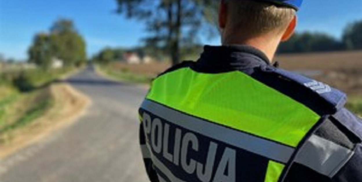 Policjanci przypominają! Nadmierna prędkość skraca czas reakcji kierowcy, znacznie wydłuża drogę hamowania i utrudnia dostrzeganie przeszkód na drodze