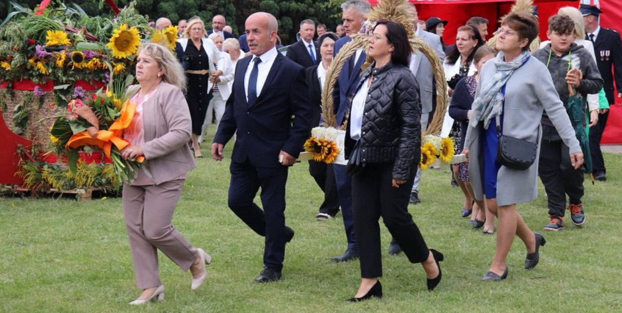 Korowód zakończył się na placu przy szkole podstawowej w Czerwonem, gdzie odbyła się główna część uroczystości (fot. archiwum UG Kolno)