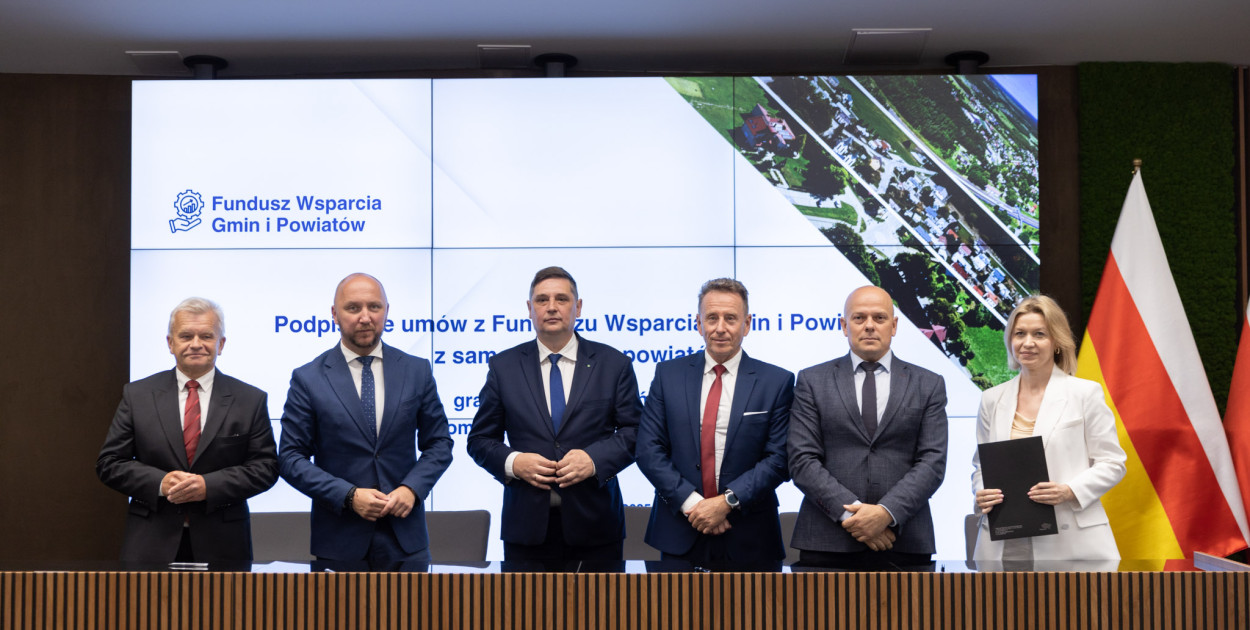 Podpisanie umów z Funduszu Wsparcia Gmin i Powiatów (UMWP / Mateusz Duchnowski)
