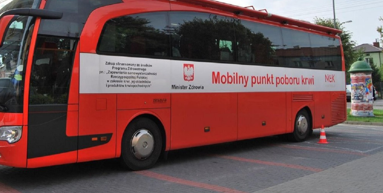 Przed oddaniem krwi:     • Należy zjeść lekkostrawny posiłek oraz zadbać o odpowiednie nawodnienie organizmu.      • Nie wolno spożywać alkoholu ani innych substancji zmieniających nastrój.      • Należy ograniczyć palenie papierosów. 
