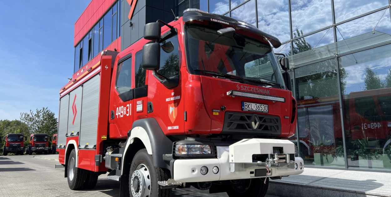 Nowy wóz dla OSP w Jurcu Włościańskim na podwoziu Renault D16 4X4 wyposażony został w sprzęt gaśniczy, do łączności, do ratownictwa technicznego i w zestaw ratownictwa medycznego (fot. archiwum UM Stawiski)