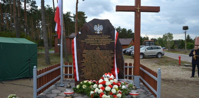 Fot. Pomnik upamiętniający mieszkańców wsi Nowa Ruda - wywiezionych do obozów koncentracyjnych 8 lipca 1944 r. (fot, archiwum gminy Turośl)