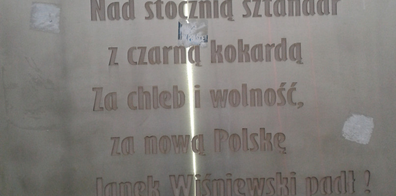 Fragment tablicy pamiątkowej na skrzyżowaniu ulicy Janka Wiśniewskiego i Energetyków, przy wejściu do stoczni