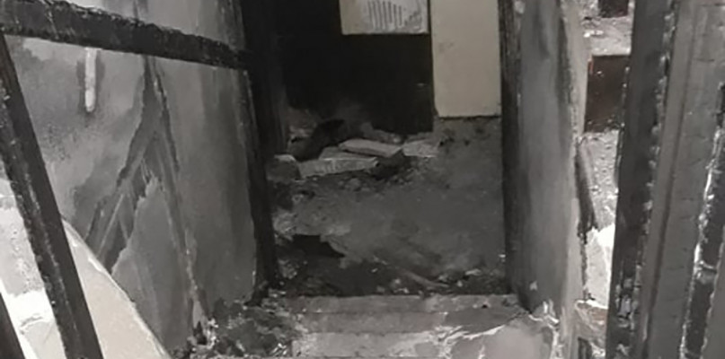 Podczas pożaru ucierpiała także część mieszkalna. Zniszczeniu uległy m.in. meble oraz sprzęt AGD i RTV. Dom nie nadaje się do mieszkania (Fot. pomagam.pl)