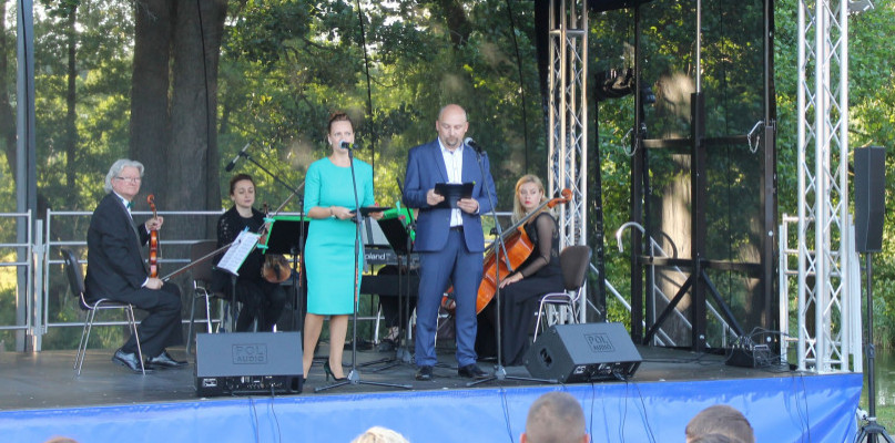Na zdjęciu  Iza Murawska i Mariusz Wesołowski w trakcie koncertu z cyklu "Muzyka na fali", który odbył się w Koźle w 2019 r. (fot. Archiwum UG Kolno)