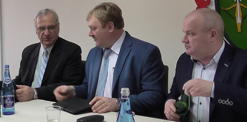 Siedzą od lewej: Jan Lutrzykowski  i  Zbigniew Rogowski