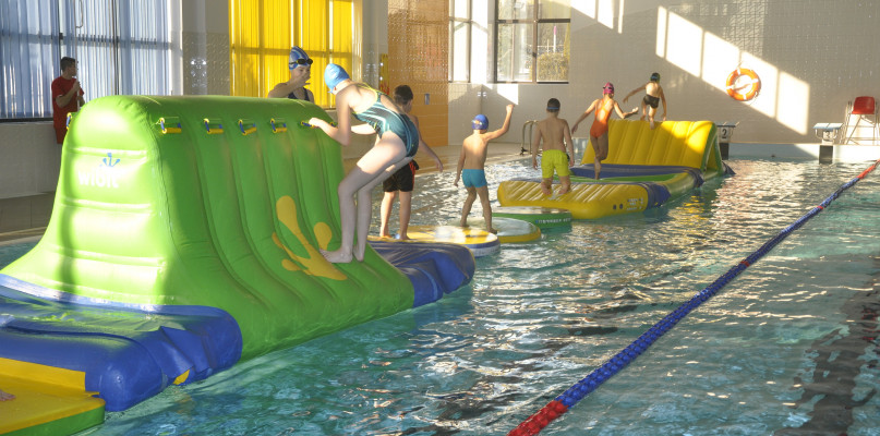 Zgodnie z zarządzeniem burmistrza dzieci i młodzież z kolneńskich szkół mogą skorzystać ze zniżki na basen. Cena biletu w godzinach od 8 do 15 to 2,5 zł. (Fot. Archiwum KOKiS)