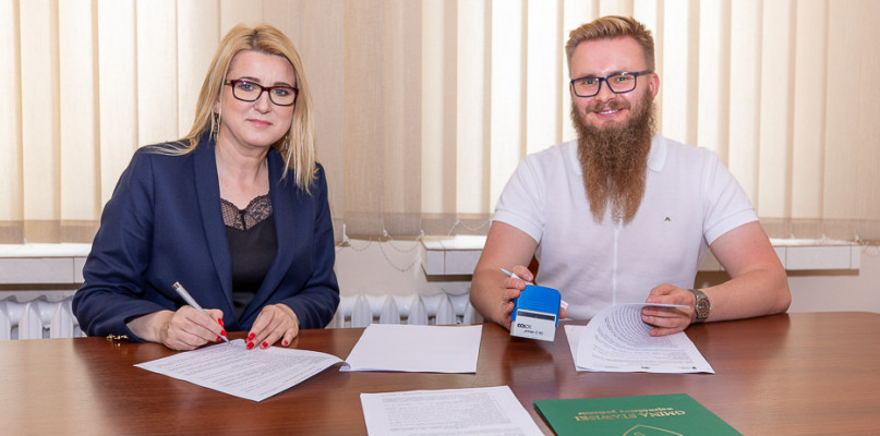 Umowę z wykonawcą podpisała 18 czerwca br. Agnieszka Rutkowska Burmistrz Stawisk (fot. Archiwum gminy)