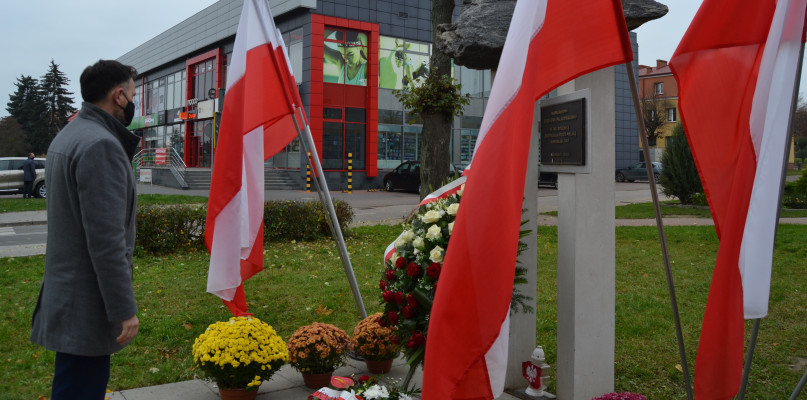 Na zdjęciu wicewojewoda Marcin Sekściński pod pomnikiem Józefa Piłsudskiego