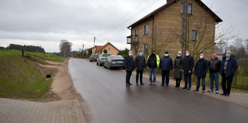 Przy odbiorze drogi Włodki i Chludnie obecni byli m.in.: starosta Tadeusz Klama, wicestarosta Karol Pieloszczyk, radni powiatowi: Jan Lutrzykowski, Radosław Borawski, Wójt Gminy Mały Płock Józef Dymerski, dyrektor PZD w Kolnie Grzegorz Kulągowski, inspektor nadzoru Sylwia Szczech oraz przedstawiciele firmy Przedsiębiorstwo Budownictwa Komunikacyjnego Sp. z o.o. z Łomży. (fot. archiwum powiatu kolneńskiego)