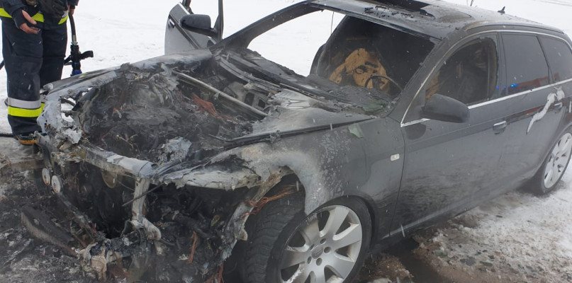 Na zdjęciu spalone auto w Czerwonem (fot. archiwum PSP Kolno)