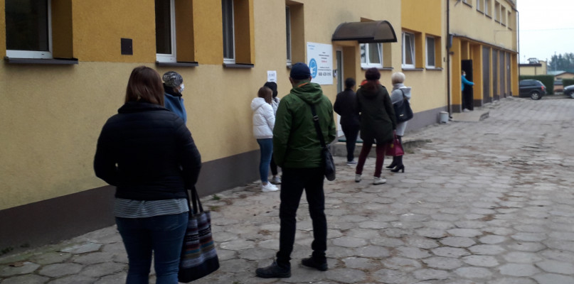 Na zdjęciu mieszkańcy przed mobilnym punktem pobrań w kolneńskim szpitalu