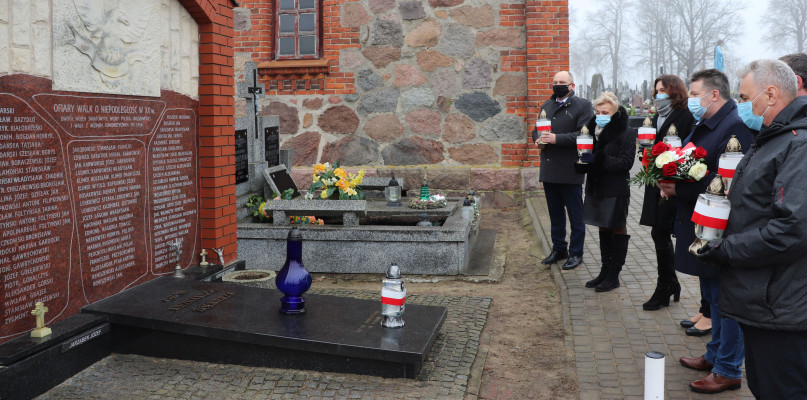 Złożono kwiaty i znicze pod pomnikiem Ofiar Walk o Niepodległość w XX wieku dwóch wojen światowych, wojny polsko bolszewickiej i walk z reżimem komunistycznym po 1945 roku na cmentarzu w Lachowie (archiwum gminy Kolno)