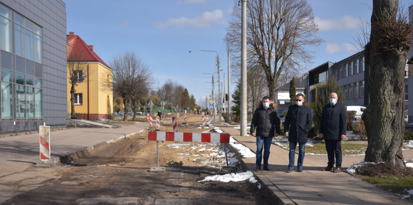 Na zdjęciu od lewej stoją: dyrektor PZD w Kolnie Grzegorz Kulągowski, starosta kolneński Tadeusz Klama  i wicestarosta Karol Pieloszczyk (fot. archiwum powiatu kolneńskiego)