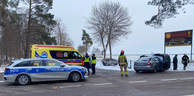Kierowca hyundaia jadąc od strony Nowogrodu nie ustąpił pierwszeństwa przejazdu jadącej w kierunku Łomży kobiecie. Kierująca skodą trafiła do szpitala (fot. archiwum OSP Mały Płock)