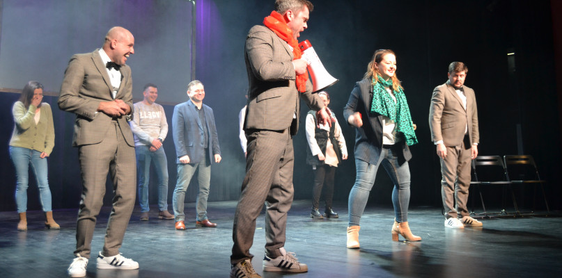 Ponad 20 letni dorobek taneczny i niezrównane umiejętności sceniczne sprawiają, że Fair Play Crew w swoim spektaklu śmieszą bez słów widzów w każdym wieku