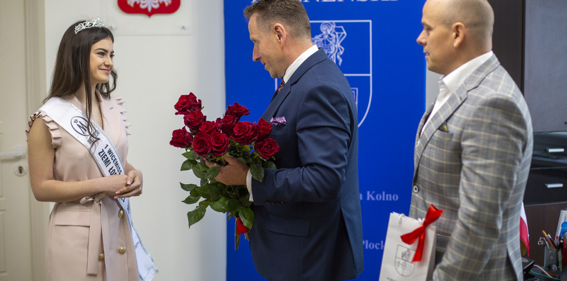 Gratulacje podczas spotkania w Starostwie Powiatowym  przekazali Tadeusz Klama i  Karol Pieloszczyk  (Fot.  Paweł Wądołowski)