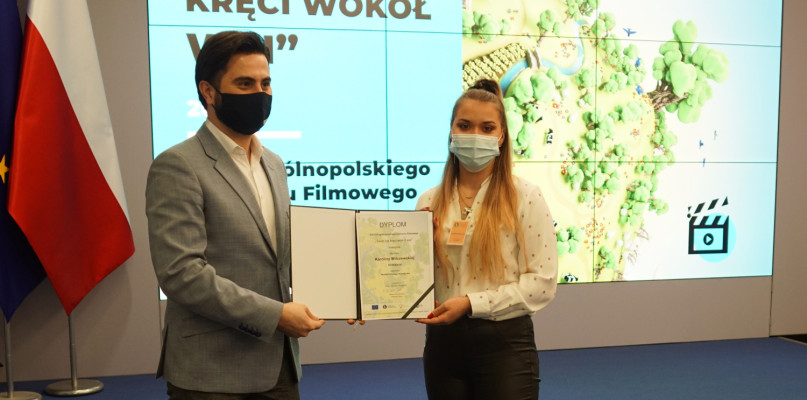 Karolina Wilczewska odbiera nagrodę za III miejsce w konkursie (fot. archiwum MRiRW)