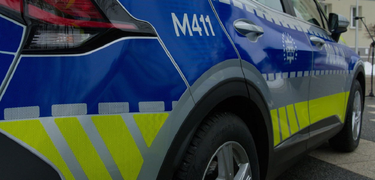 Dziś w związku z przekazaniem nowych radiowozów przed Komendą Wojewódzką Policji w Białymstoku odbył się briefing prasowy, w którym uczestniczyli: Komendant Wojewódzki Policji nadinspektor Robert Szewc wraz zastępcami inspektorem Jackiem Kumpiałowskim, inspektorem Jackiem Tarnowskim i Sławomirem Wilczewskim, Marszałek Województwa Podlaskiego Artur Kosicki oraz przedstawiciele samorządów, które współfinansowały zakup nowych radiowozów (KPP Kolno)