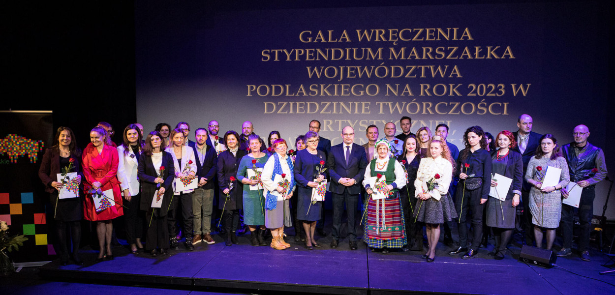  JULITA KACZYŃSKA w 2012 roku brała udział w programie „Must be the music”, w 2015 roku  w niemieckim Idolu „DSDS”. W 2021 roku brała udział w 12 edycji „The Voice of Poland”. W międzyczasie nagrała kilka piosenek z lokalnymi artystami, z którymi też koncertowała na terenie Polski. Stypendium marszałka otrzymała na projekt „Nadchodzę” – wydanie autorskich singli z teledyskami (fot.: Paweł Krukowski)