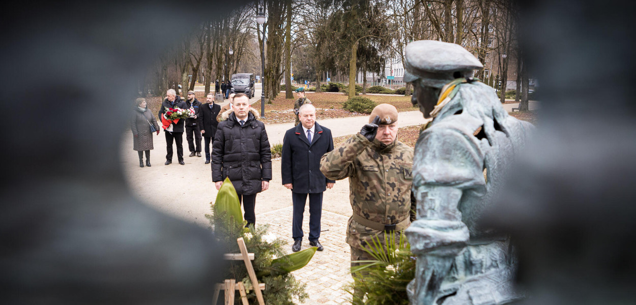 Hołd Żołnierzom Wyklętym składają stojący od lewej: wicemarszałek Marek Olbryś oraz radny miejski Henryk Dębowski (fot.: Paweł Krukowski)