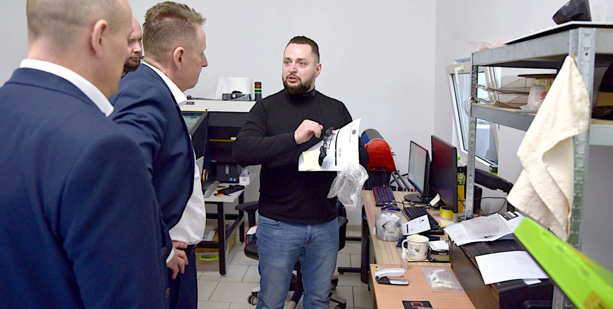 Opatentowaliśmy tył naszego pada, łopatki, które robimy i do tego będą wkrótce zmienne nakładki. Także klient będzie mógł kupić pada i zmieniać jego wygląd - tłumaczy Maciej Góralczyk (fot. powiatkolno)