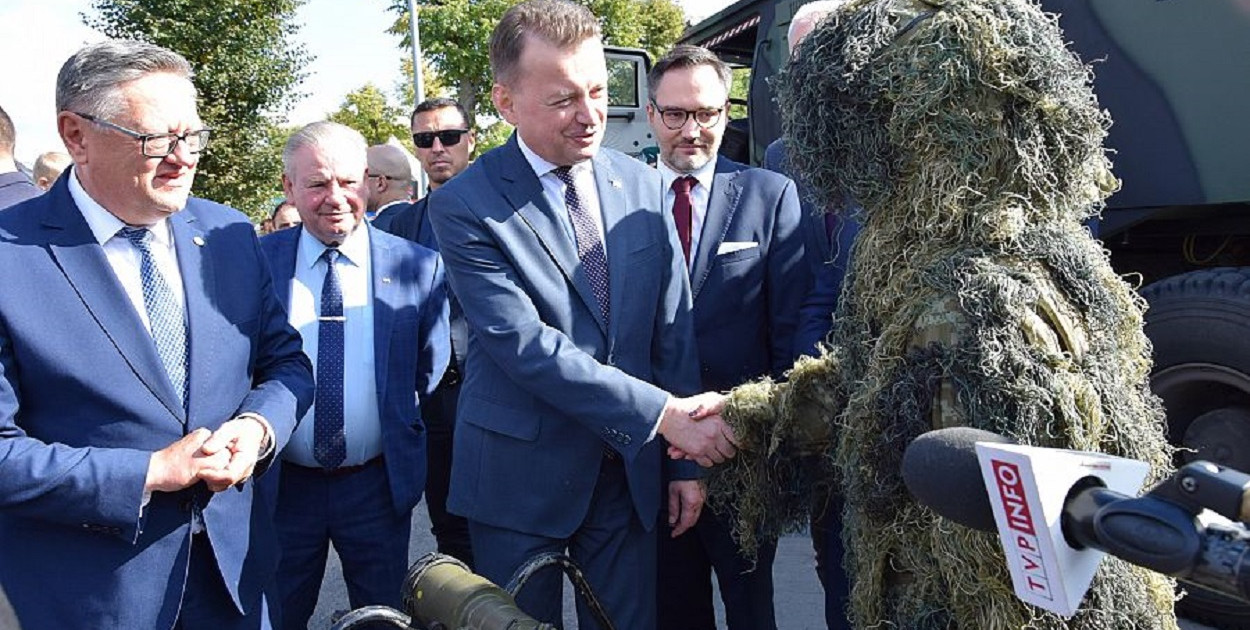 Wiceminister Michał Wiśniewski (pierwszy z prawej) podczas Przysięgi wojskowej żołnierzy 1. Podlaskiej Brygady Obrony Terytorialnej w Kolnie w 2022 roku (fot. UM Kolno)