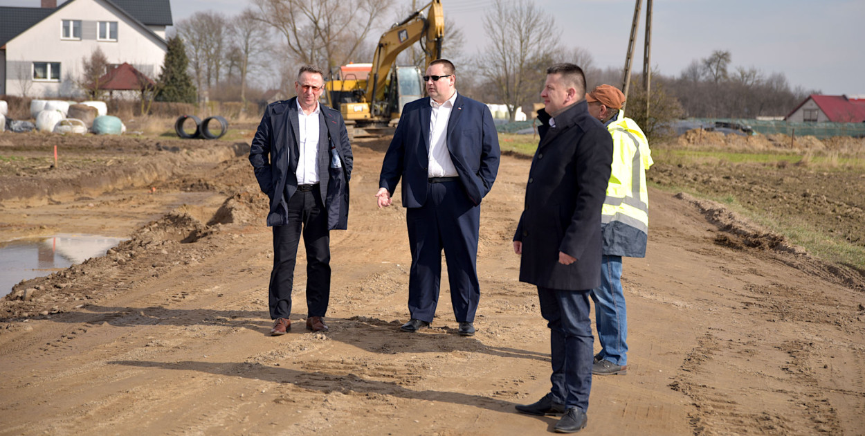 Na zdjęciu starosta Tadeusz Klama, radny powiatowy Hubert Charubin i dyrektor PZD Grzegorz Kulągowski (Fot. Archiwum powiatu kolneńskiego)