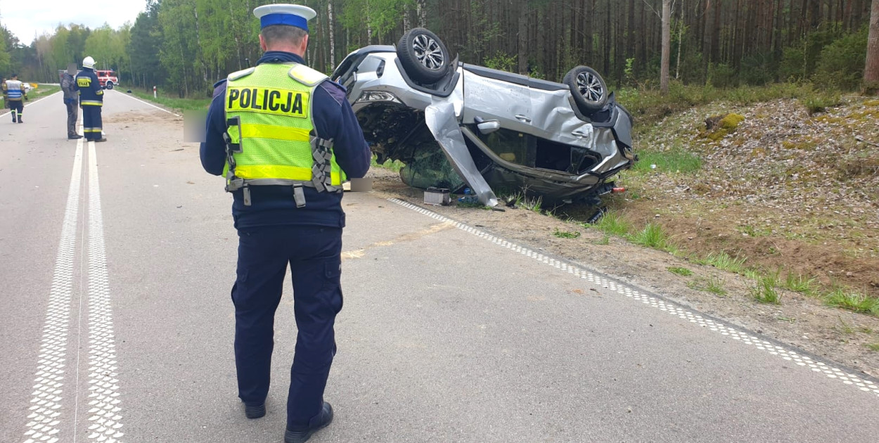 Wstępne ustalenia policjantów wskazują na to że kierowca Stracił panowanie zjechał z drogi a następnie dachował w wyniku tego zdarzenia i jedna osoba zginęła a 10 trafiło do szpitali w akcji ratunkowej brały udział między innymi karetki dwa śmigłowce Lotniczego pogotowia ratunkowego i zastępy straży pożarnej (Fot. KWP Białystok) 