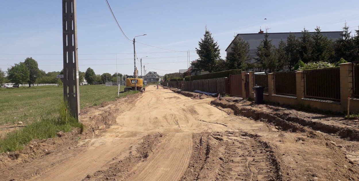 Władze Miasta Kolno i Gminy Kolno zawarły porozumienie co do budowy, bo część ulicy jest wspólna. – Jeden odcinek, który włącza tą ulicę do drogi wojewódzkiej to odcinek, który po połowie przebiega po miejskim i wiejskim gruncie