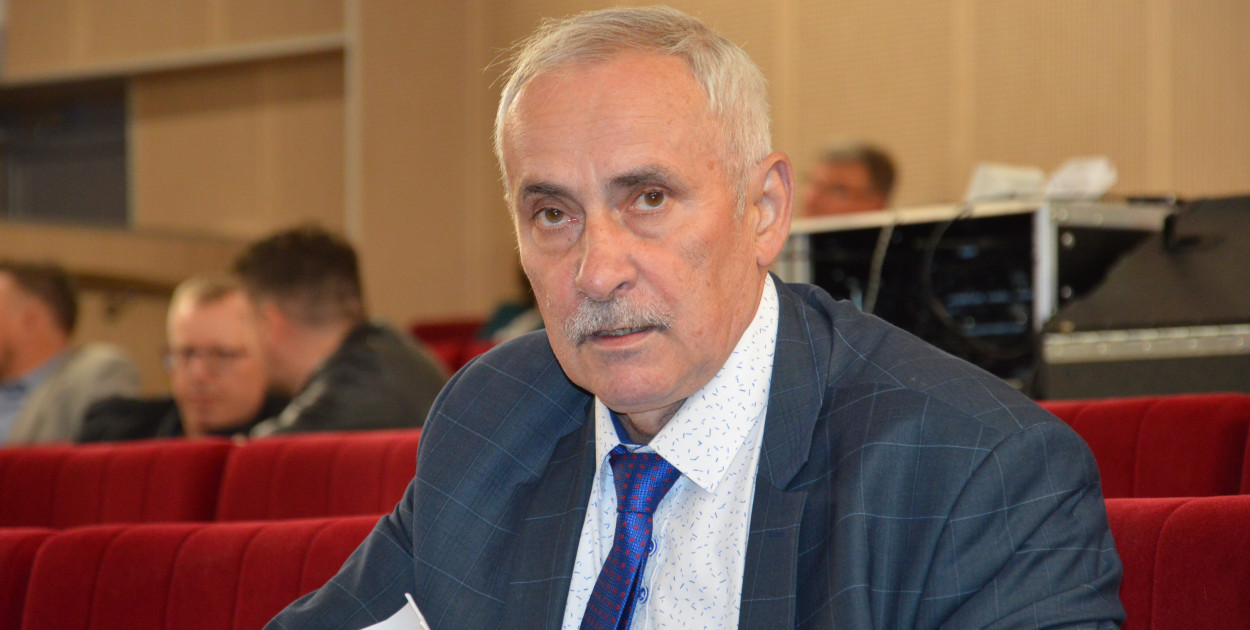 Szymański tłumaczy, że problem dotyczy zapadających się studzienek, miejsc przy okrągłych włazach. Stanowią one zagrożenie dla kierowców oraz powodują niepotrzebny hałas w mieście