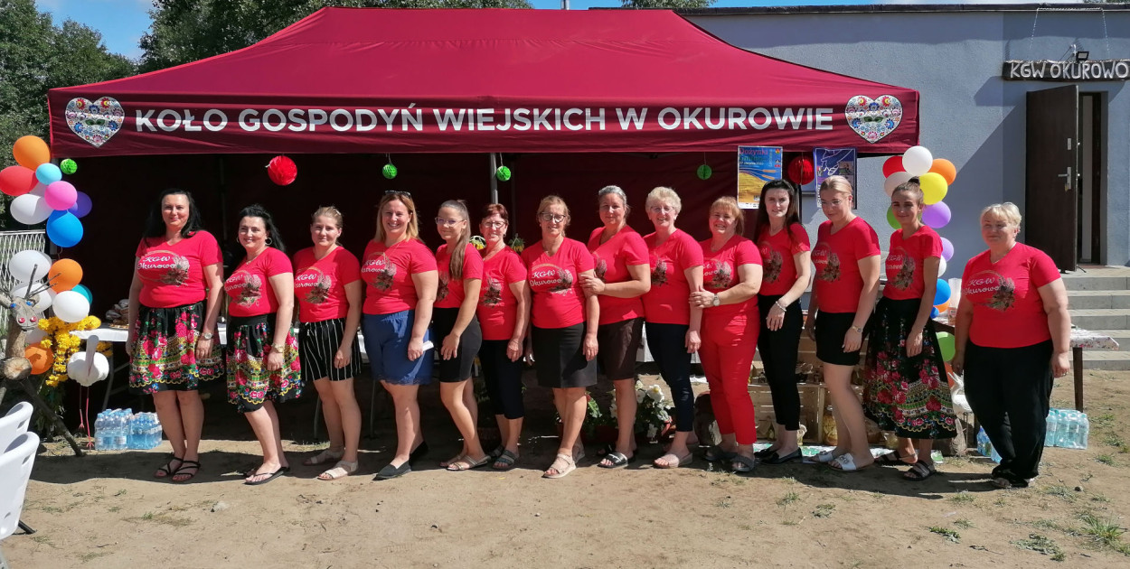 Andżelika Murawska przewodnicząca gospodyń wiejskich w Okurowie podczas uroczystości mówiła o swoim zadowoleniu z otwarcia świetlicy i możliwości spotykania się mieszkańców wsi Okurowo (fot. powiat Kolno)