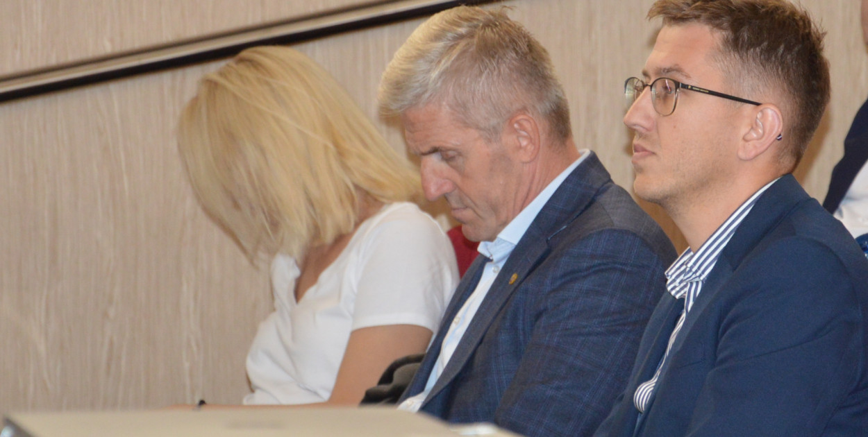 Podczas prac jednej z komisji miejskich burmistrz Kolna tłumaczył, że decyzja Mlekpolu podyktowana jest względami finansowymi. Na zdjęciu pierwszy z prawej wiceprezes PUK Marcin Gromadzki