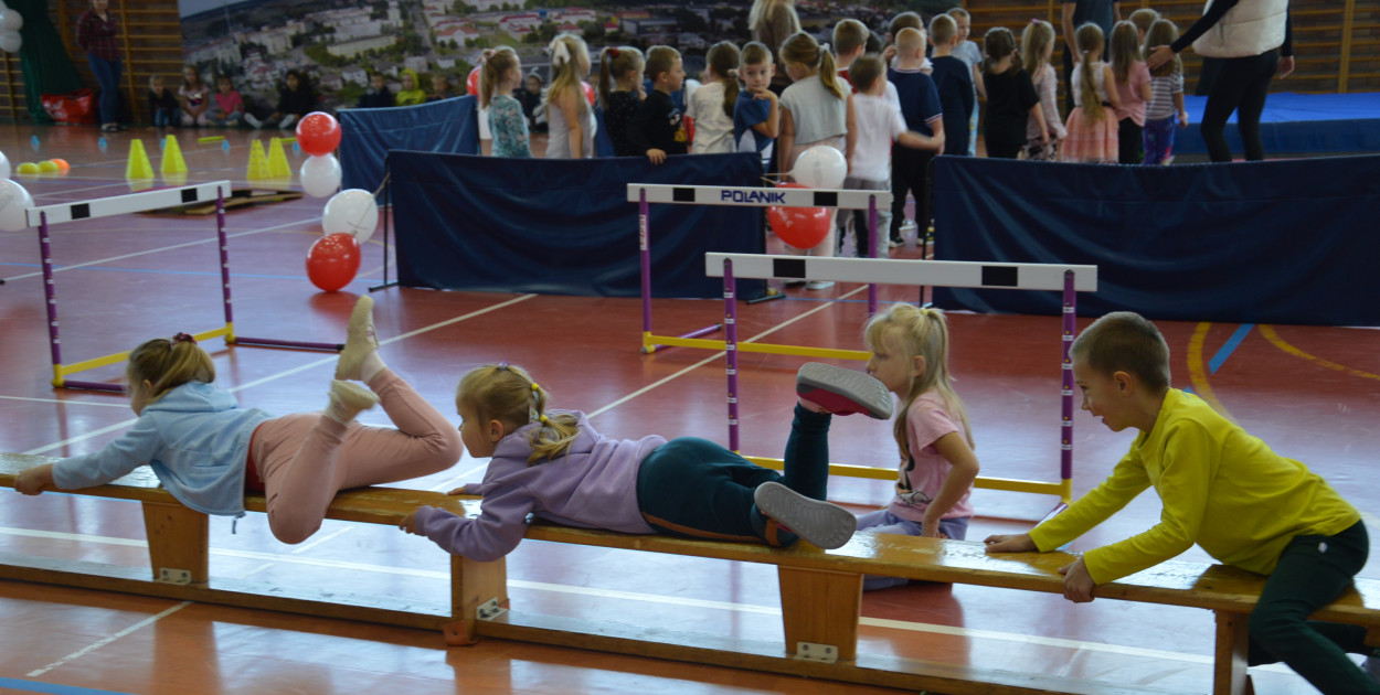 Ponad 300 uczestników z kolneńskich szkół podstawowych w wieku od 5 do 7 lat brało udział w tej olimpijskiej przygodzie. Tak naprawdę była to dobra zabawa na sportowo