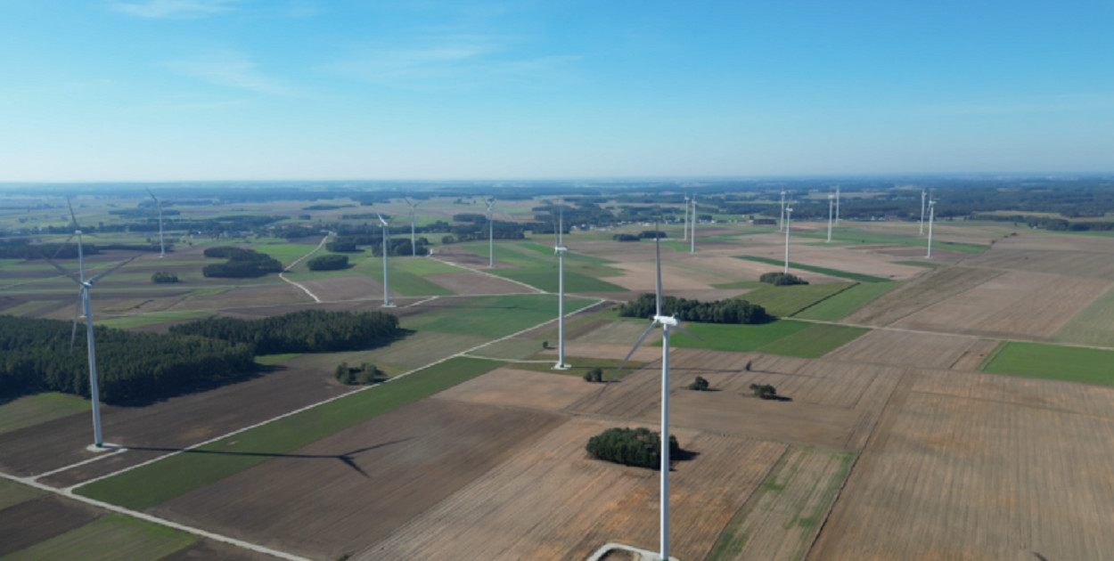 20. listopada 2023 roku oficjalnie otwarto "Farmę Wiatrową Grabowo" znajdującą się w pobliżu miejscowości Grabowo. Farma składa się z 20 turbin Vestas V110, a każda z nich osiąga moc do 2,2MW. Łączna maksymalna moc wytwarzania przez farmę wynosi 44MW (fot. polenergia.pl)