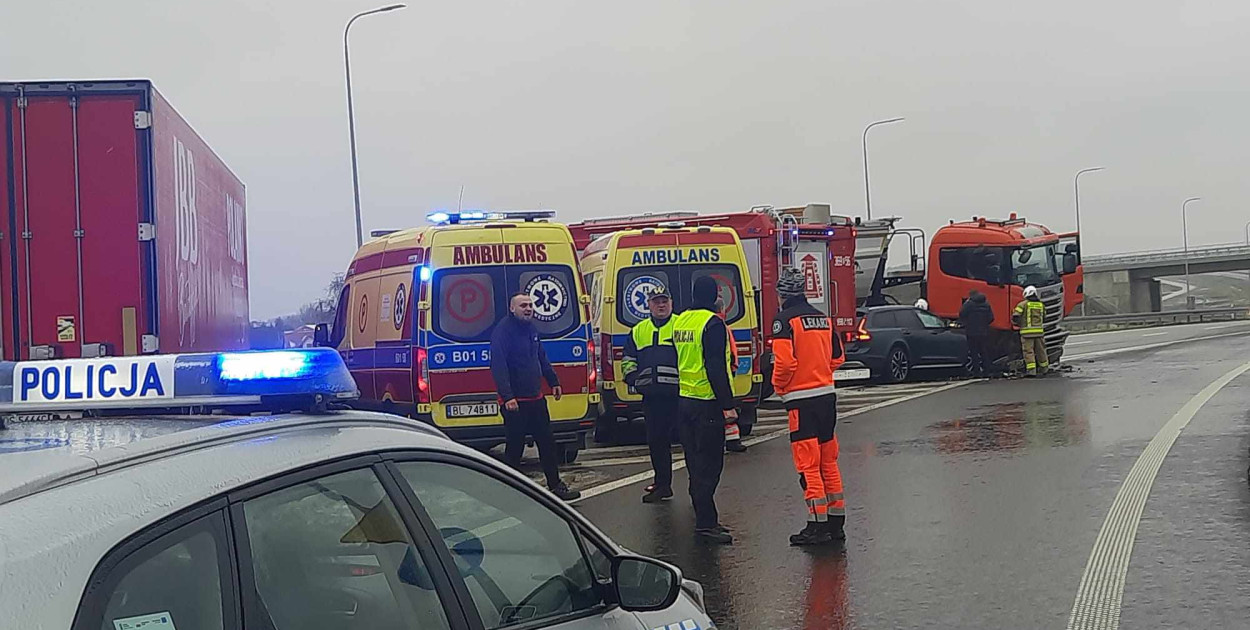 Kolneńska Policja poinformowała, że od 6.00 rano odnotowano 3 zgłoszenia dot. zdarzeń drogowych. Jedno z nich zostało zakwalifikowane jako kolizja drogowa. Chodzi o miejscowość Kąty. Dwa pozostałe to tylko zgłoszenia związane ze śliską nawierzchnią. Na chwilę obecną wszystkie drogi w powiecie kolneńskim są przejezdne. Od 6 do teraz w województwie podlaskim odnotowano 23 kolizje bez wypadków  (Fot. KMP Łomża)