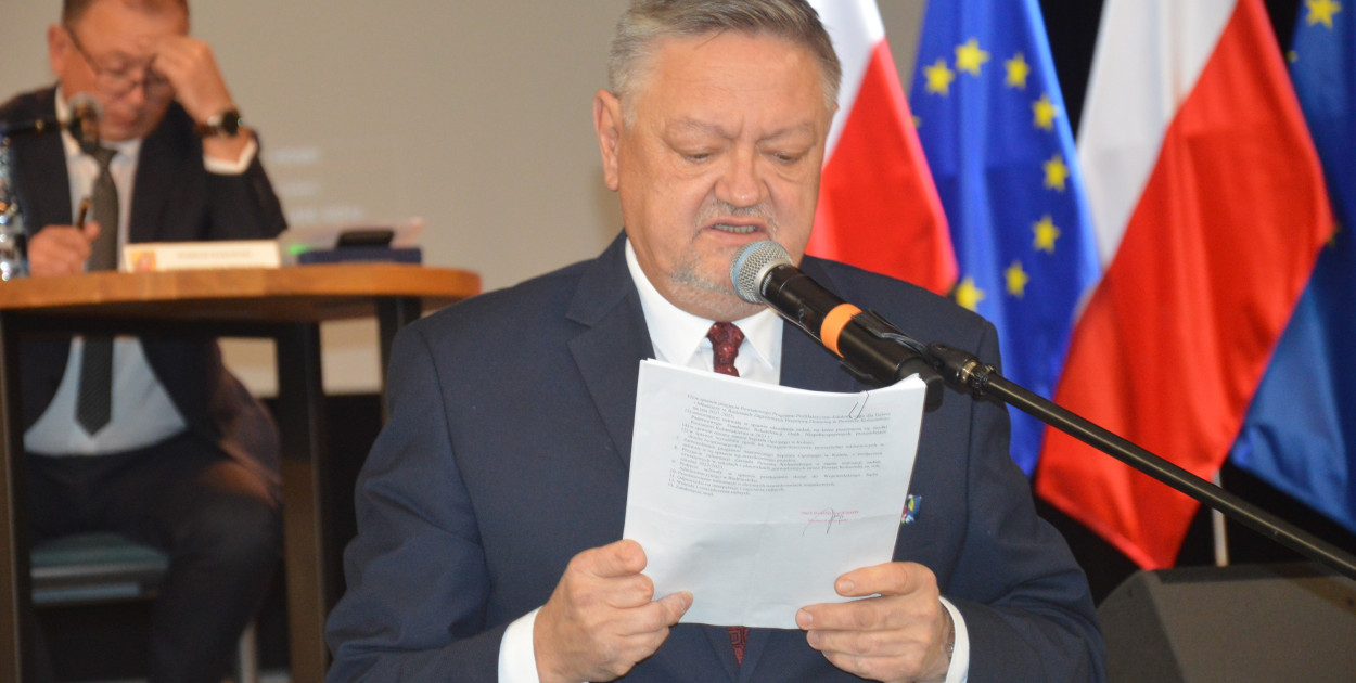 Podczas sesji burmistrz odpowiadał na pytanie radnego Twarowskiego, czy w Wieloletniej Prognozie Finansowej Miasta Kolno nie należałoby zapisać wydatków na planowaną inwestycję ciepłowniczą (zobacz materiał wideo)