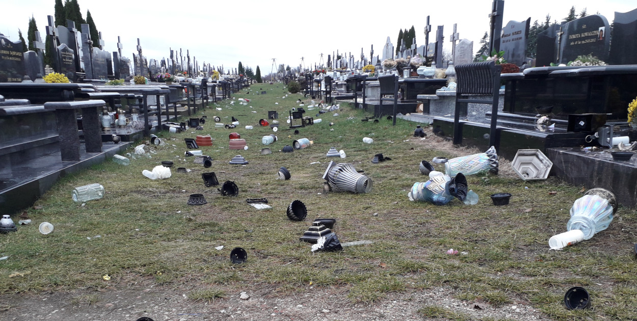 Na Cmentarzu Komunalnym w Kolnie ucierpiały również płyty nagrobne