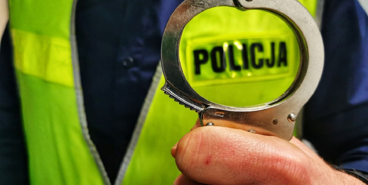 Mieszkaniec powiatu kolneńskiego już usłyszał 22 zarzuty oszustwa, za co grozi mu kara do 8 lat pozbawienia wolności. Mundurowi nie wykluczają jednak rozszerzenia zarzutów (fot. KMP Łomża)