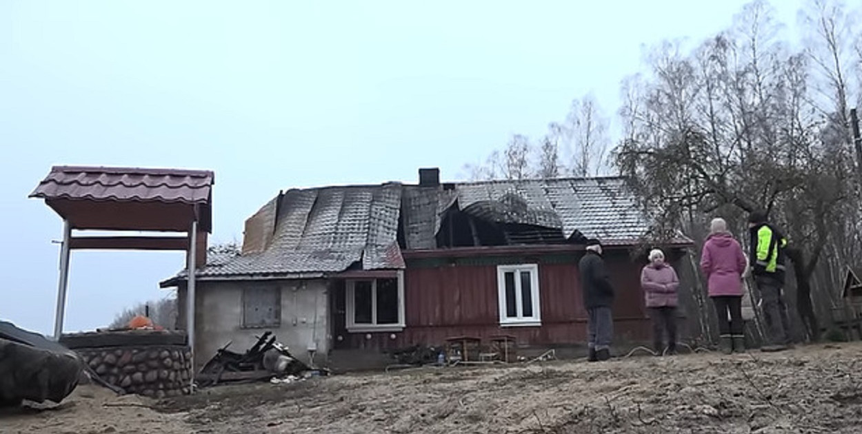 Niestety znaczeniu zniszczeniu uległ sam budynek. W działaniach brały udział jednostki z powiatu kolneńskiego oraz OSP z Wąsosza i Ławska (Fot. You Tube)
