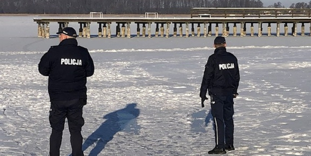 Niskie temperatury powodują zamarzanie rzek, jezior i wszelkich zbiorników wodnych. Pamiętajmy, że wchodzenie na zamarzniętą taflę wody zawsze jest bardzo ryzykowne. Lód ulega ciągłym zmianom, również dobowym i nigdy nie ma tej samej grubości na całym zbiorniku. Poruszanie się po lodzie bez odpowiedniej wiedzy i sprzętu asekuracyjnego może zakończyć się tragicznie, szczególnie dla dzieci! (fot. KPP Pisz)