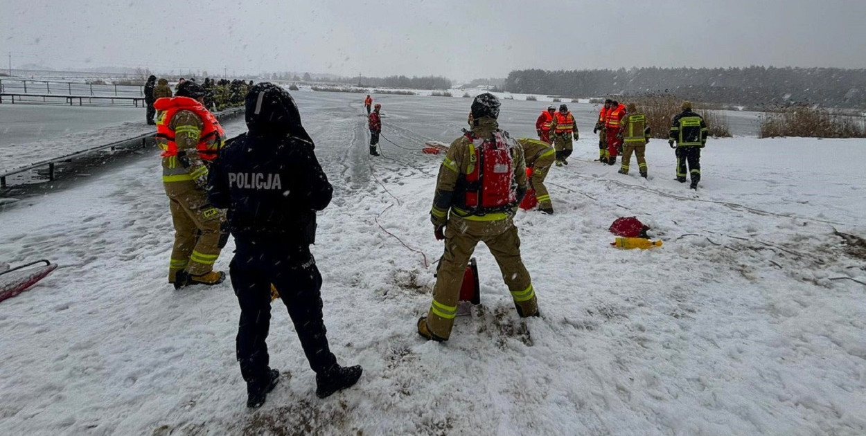 Załamał się lód. Ktoś wpadł do wody. Na miejsce natychmiast ruszyli policjanci i strażacy. Dzięki ich szybkiej reakcji oraz profesjonalnemu działaniu człowiek został uratowany. Na szczęście to tylko ćwiczenia (fot. KPP Kolno)